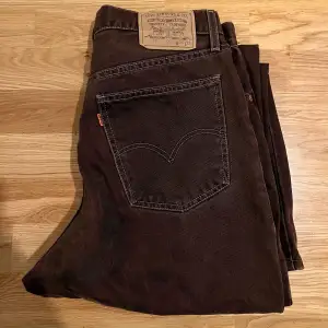  Levis jeans bruna, bra skick vintage look, inga fel.  Mått: Benlängd 111cm midjebredd 41cm