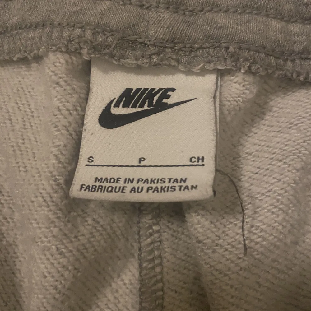 Säljer Nike sweatpants är tyvärr för små för mig, bra skick . Jeans & Byxor.
