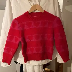 Röd & rosa nätt liten stickad tröja med hjärt-mönster från Zara. Köpt för kanske 2 år sedan, har knappt använts. Hoppas den kan hitta en ägare som uppskattar den ❤️