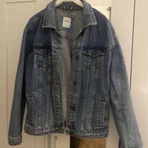 Jeansjacka  - Jätte fin jeansjacka som tyvärr inte kommer till användning långre 😍💙 Ord. pris. 499