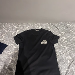 Moncler - Säljer nu min Moncler t shirt för att den är för liten, skriv vid intresse  