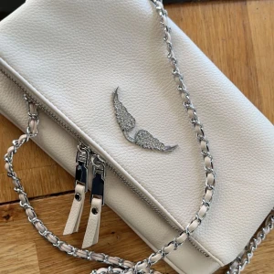 Zadig & Voltaire Väska - Säljer min superfina väska, ser ut som ny. Den är köpt här på Plick för 1 200:-, har tyvärr inget äkthetsbevis 🤍Kom med bud