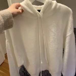 Stickad hoodie - Vit stickad hoodie från Lindex. Storlek XS men denne ganska stor, passar både S och M.