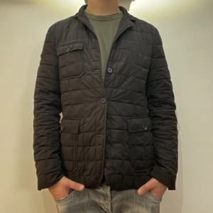 Kavaj Jacka  - Kavaj jacka från Cavallaro - storlek S men kan passa större beroende på hur man gillar passformen - varan är i jätte fint skick- modellen är 188cm och 83kg - nypris ~ 2500kr - vid frågor eller funderingar är det bara att skriva!