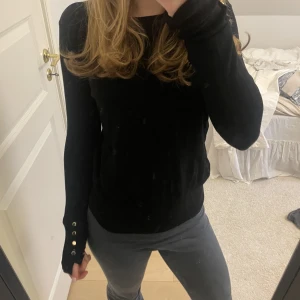 Zara tröja  - Så söt finstickad tröja från zara med knappar på ärmarna. Tröjan fick ett jättelitet hål på vardera ärm, men de har jag sytt igen och det är inget som syns alls (se bilder).💕 