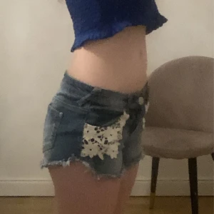 SHORTS - Jätte snygga lågmidjade shorts, köpt någon stans i Florida. För flera år sen.