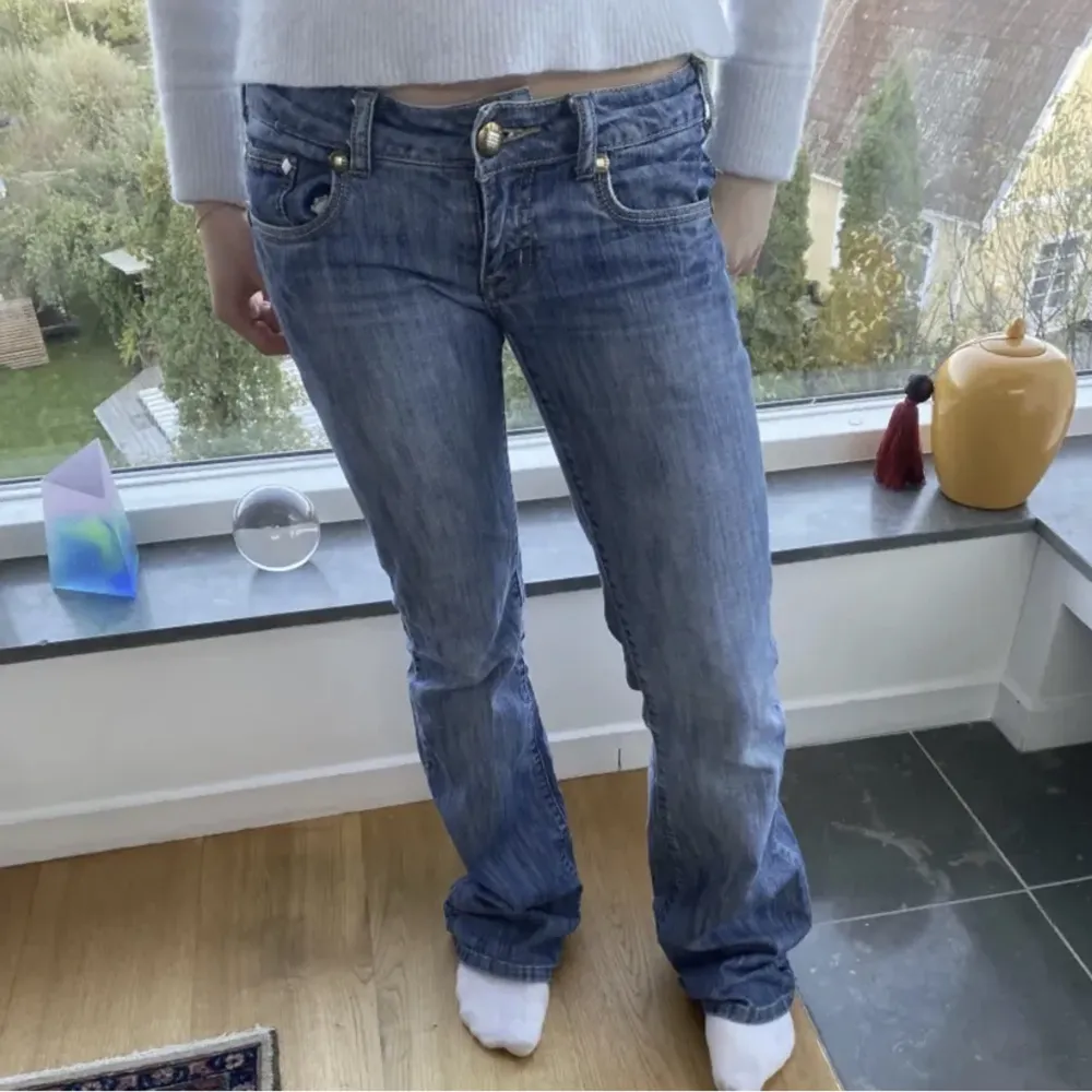 Svin snygga jeans men dom har blivit för små så måste sälja men skriv till mig om ni är intresserade och undrar mått och sånt. Jeans & Byxor.