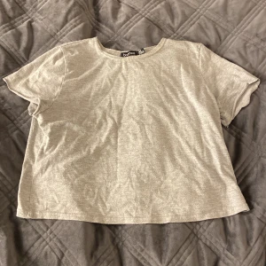 Grå topp - Denna gråa kroppade topp från Boohoo då den inte längre kommer till användning💕 köparen står för frakten.