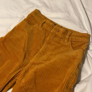 Manchesterbyxor  - Jättefin höstliga manchesterbyxor från Monki som tyvärr inte passar längre. Jag har sytt om de längst ner så att de skulle bli lite längre, men annars är i perfekt skick!