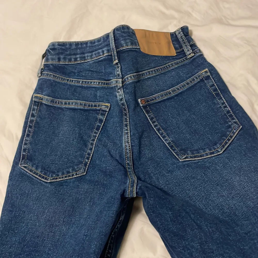 Jeansshorts i en snygg modell som inte kommer till användning längre. De är i perfekt skick!. Shorts.