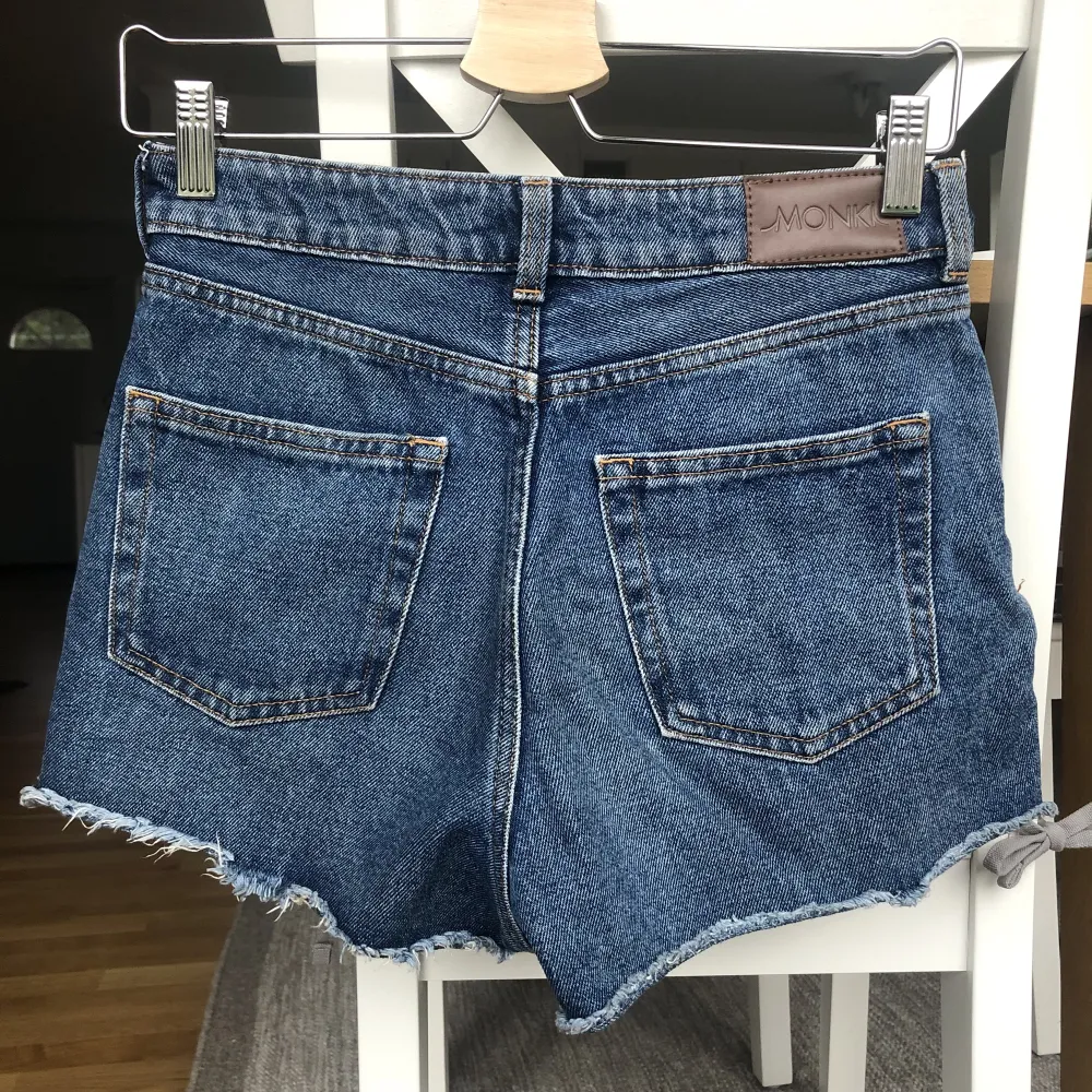 Snygga jeansshorts från Monki med hög midja. Använda några gånger men i bra skick! ✨ Midja: 70 cm. Shorts.