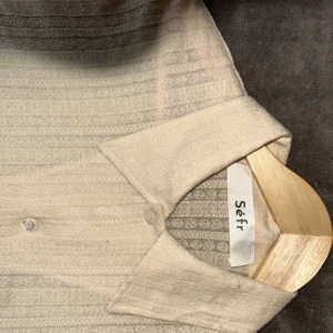 Séfr Skjorta  - Säljer min helt oanvänd skjorta från Séfr.  Köpte den för 2000kr  Säljer för 1000