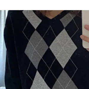 Rutig tröja  - Svart rutig tröja lite oversize 🌼