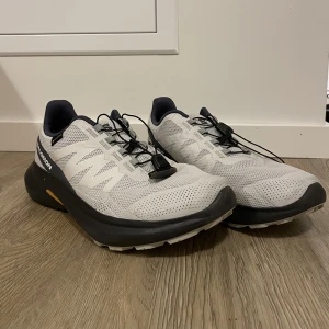 Salomon löparskor terräng - Superfint skick, använda ett fåtal gånger.