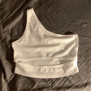Jätte fin topp - En jätte fin vit topp som är oanvänd . Anledningen till att jag säljer den är för att den är för stor
