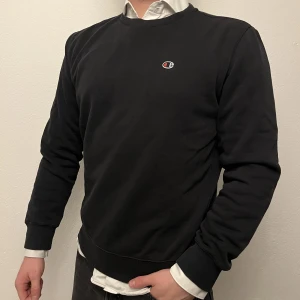 Champion Sweatshirt  - Svart Champion Sweatshirt i storlek M. Blivit lite smått blek med tiden men utöver det inga fläckar, hål eller andra defekter!  
