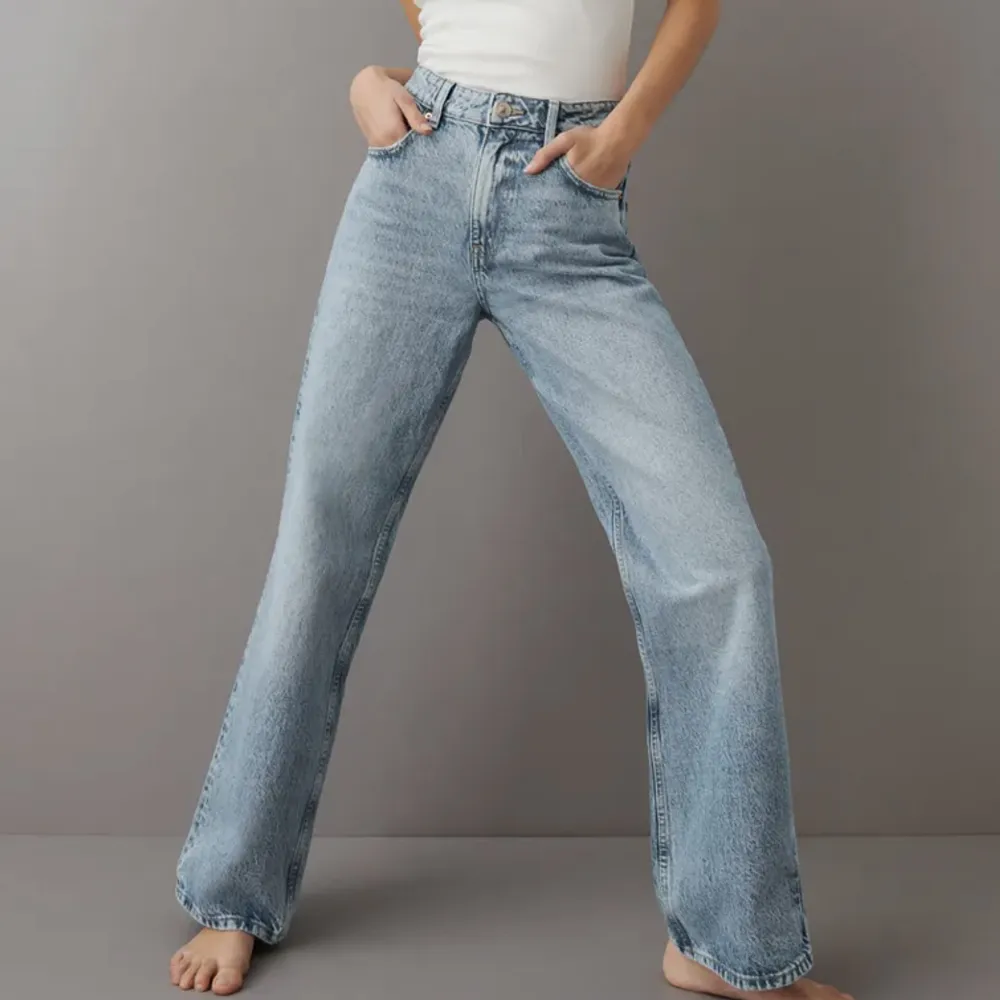 Oanvända jeans från Gina tricot med lapp kvar.  Straight High Waist Jeans Lt blue. Jeans & Byxor.