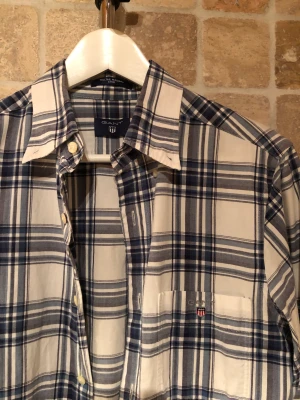 Gant skjorta  - Herrskjorta i stlk S, knappt använd så den är i väldigt gott skick 