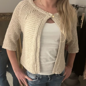 Snygg kofta✨✨✨ - Gullig kofta med trekvartsärm från Esprit i toppenskick! Storlek M men sitter som S✨✨