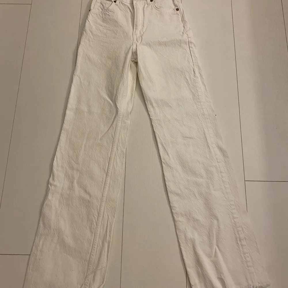 Säljer nu dessa vita zara jeans i stolek 32, inga fläckar eller hål finns🫶🏻❣️helt som ny, säljer för att dom blivit för små så får ej på mig dom❣️säljer för 200kr+frakt kom privat för mer bilder osv🫶🏻❣️. Jeans & Byxor.