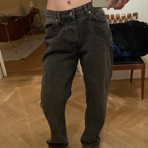 baggy jeans från hm - Baggy jeans från HM. Använt en gång 