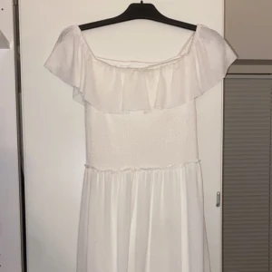 Klänning - Off shoulder klänning, fin till avslutning, midsommar eller annat! Nyskick, använd en gång, nypris 600