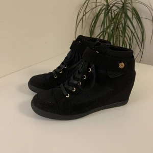 kilklackar - Säljer supersnygga Isabel marant-liknande kilklackar, klackhöjd ca 7 cm. Köpta second hand och i jättebra skick 💕
