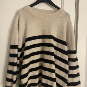 Stickad tröja hm - Säljer då den är för stor för mig💕