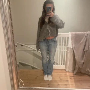 Lågmidjade jeans - Lågmidjade straight leg jeans, aldrig använda alltså i nyskick❤️superfina på!!