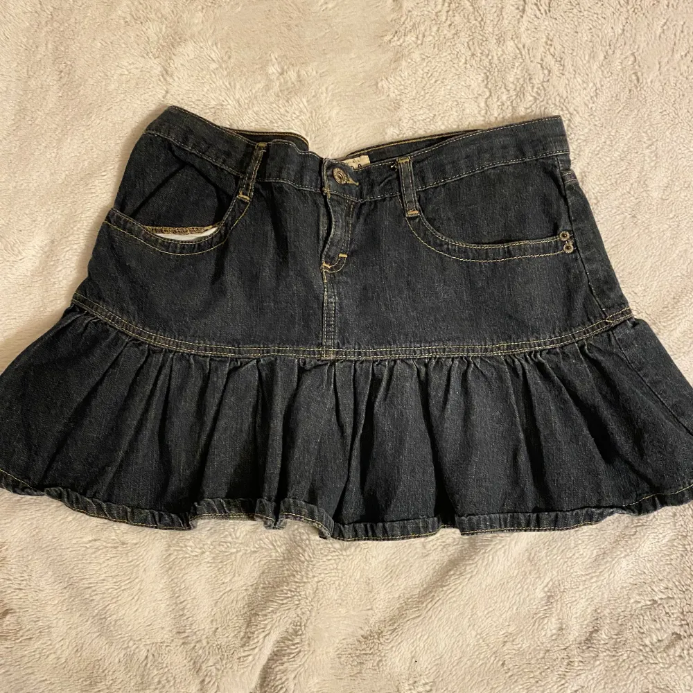 size M, jean wavy skirt, excellent condition; Length: 39 Wide: 49. Kjolar.