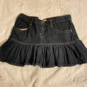 size M, jean wavy skirt, excellent condition; Length: 39 Wide: 49