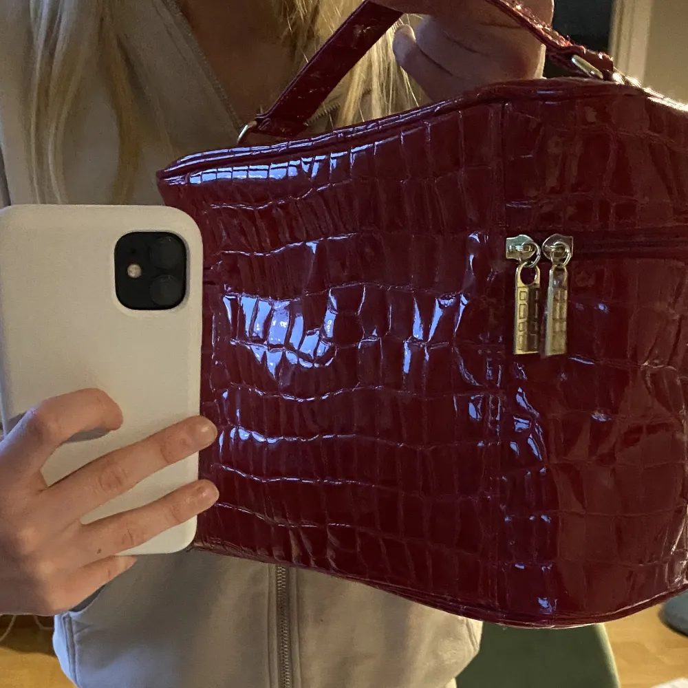 En röd handväska som aldrig används. Den har en litet och ett stort fack i och det stora är rymligt för mycket👍🏼 bara att ställa frågor om någon undrar ngt eller vill ha mått🤗 kan självklart diskutera pris❤️❤️. Väskor.