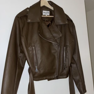 Brun skinjacka - Helt oanvänd skinnjacka från NAKD. 
