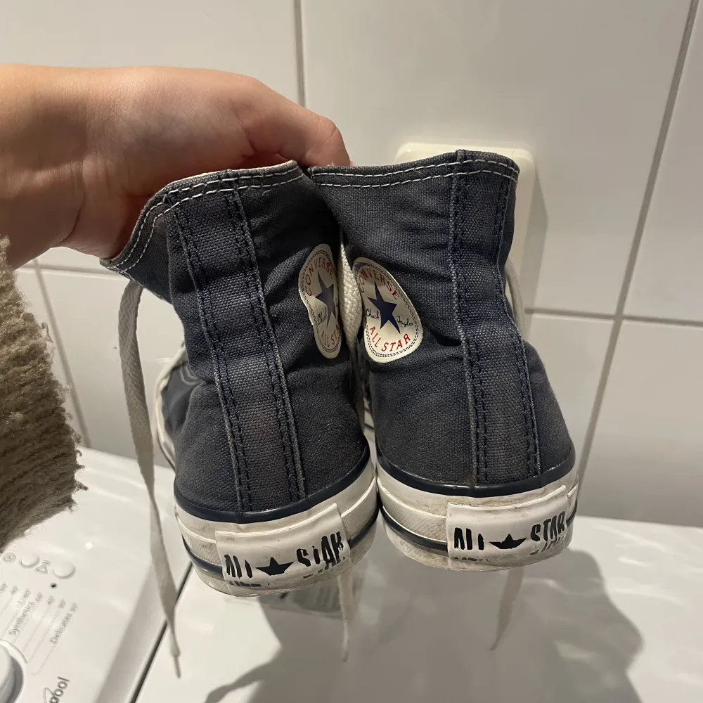 Ett par höga mörkblåa Converse (äkta) 💙. Skor.