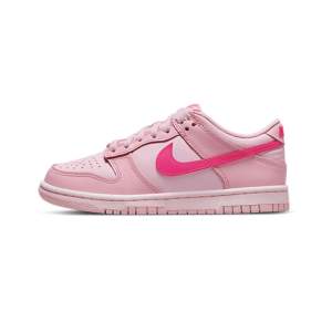 Säljer mina tripple pink Nike skor. Bara använda ett par få gånger. 