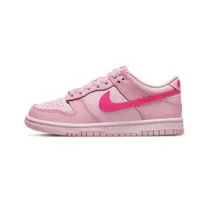 Säljer mina tripple pink Nike skor. Bara använda ett par få gånger. 