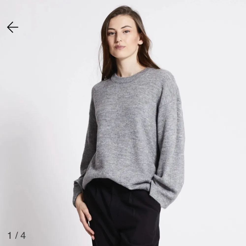 Grå stickad tröja från lager 157💕 storlek xs. Säljer då den inte har kommit till användning, aldrig använd! ordinarie pris 150kr. Tröjor & Koftor.