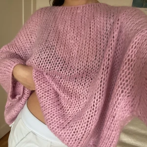 Rosa stickad tröja - Så så fin stickad tröja. Nyskick!!! Inga noppror eller liknande, ena stjärnan har tappat några stenar men inget man tänker på. Vet inte storlek men skulle säga att den passar de flesta då den är oversized 