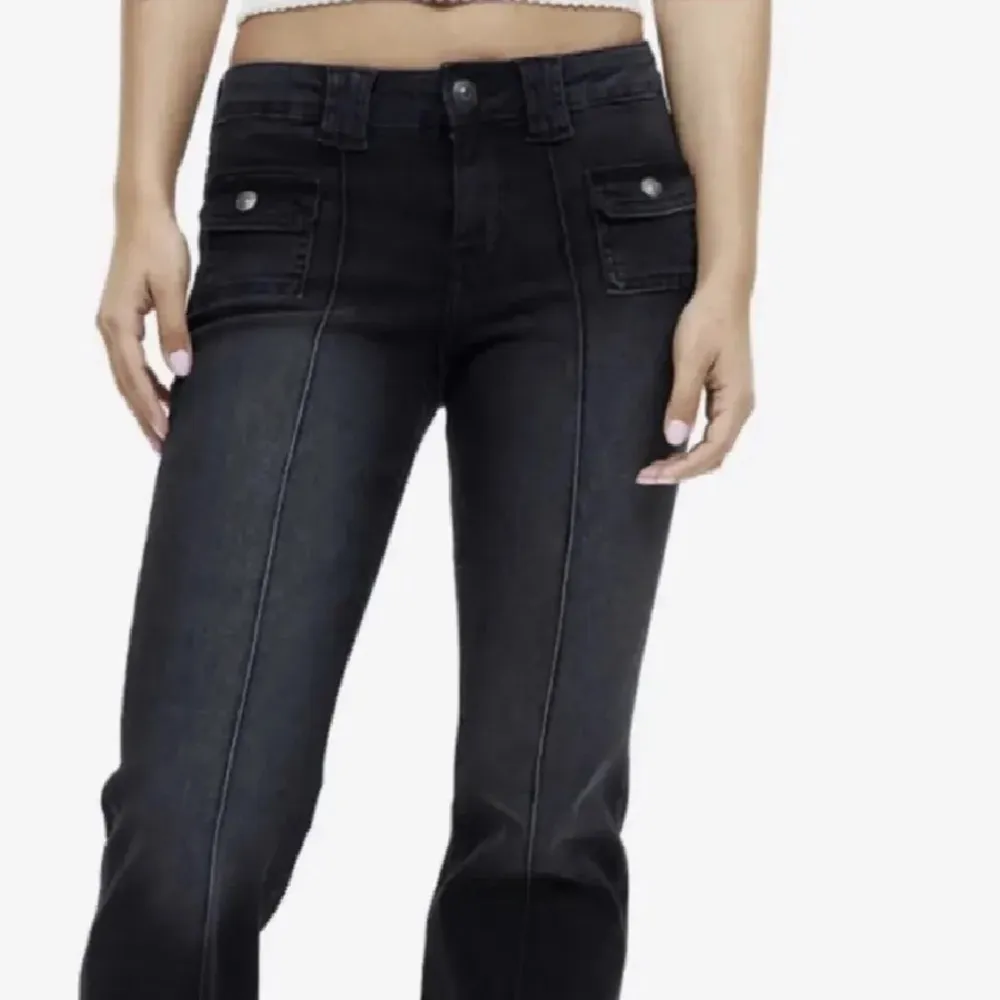 Lånad bild från H&M** Säljer dessa jeans från H&M som inte finns i butik längre ❣️ Slitna längst ner vid hälen, meddela mig om ni vill ha bild 🫶 Storlek 36 men passar 38 också.. Jeans & Byxor.