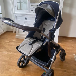 BARNVAGN  - Barnvagnen köptes för 3 år för ordinarie pris. Den fungerar felfritt och är i väldigt gott skick, men den kommer tyvärr inte till någon användning längre. Den är anpassad för nyfödda barn upp till 22 kilo.  Priset kan diskuteras skriv privat för mer info🫶🏼