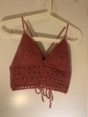 Hemmavirkad topp! - En jättesöt hemmavirkad topp i rosa garn, perfekt till sommaren!💕Snörning där bak, så du kan spänna ☺️ Jag skulle säga att den passar xs, (s).  Säljer den då den inte sitter så bra på mig 🫶🏻Pris kan diskuteras ☺️ Har du frågor eller är intresserad, skriv! 
