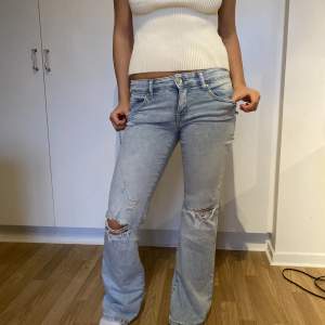 Super snygga lågmidjade jeans köpta i USA. Passar mig som är 170 och ofta bär jeans i storlek 36/S 27/34