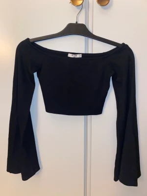 Off shoulder topp vid ärm NAKD - Säljer denna toppen från NA-KD. Endast använd ett fåtal gånger och i jättebra skick. Skön stretch och rejält material med vida off the shoulder-ärmar. 