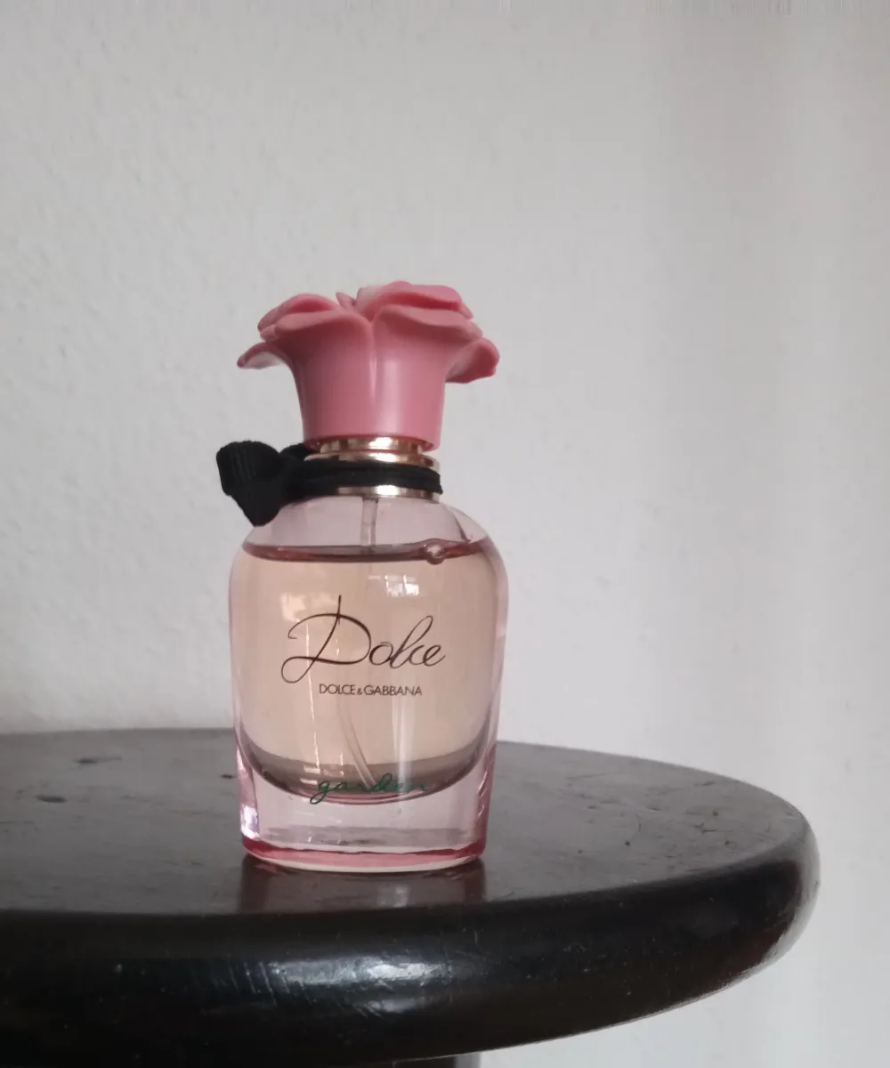 Dolce&Gabbana Dolce Garden 30 ml edp, använd enligt bild. Frakt tillkommer med 54 kr skicka hem spårbart 😊. Övrigt.