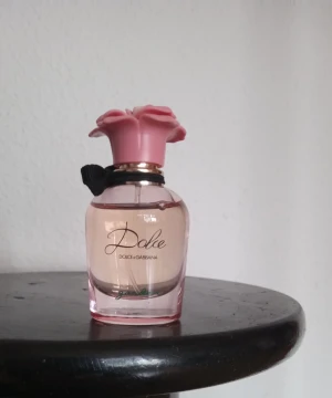 Dolce&Gabbana parfym - Dolce&Gabbana Dolce Garden 30 ml edp, använd enligt bild. Frakt tillkommer med 54 kr skicka hem spårbart 😊