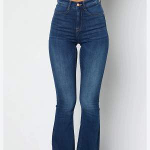 Säljer dessa fina stretchiga bootcut jeans! 🌸