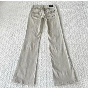Jeans - Jättesnygga lågmidjade jeans. Tyvärr alldeles för små så har inga bilder på hur de sitter på. Jättebra skick. 🤍 Midja: 36cm Innerbenslängd: 78cm