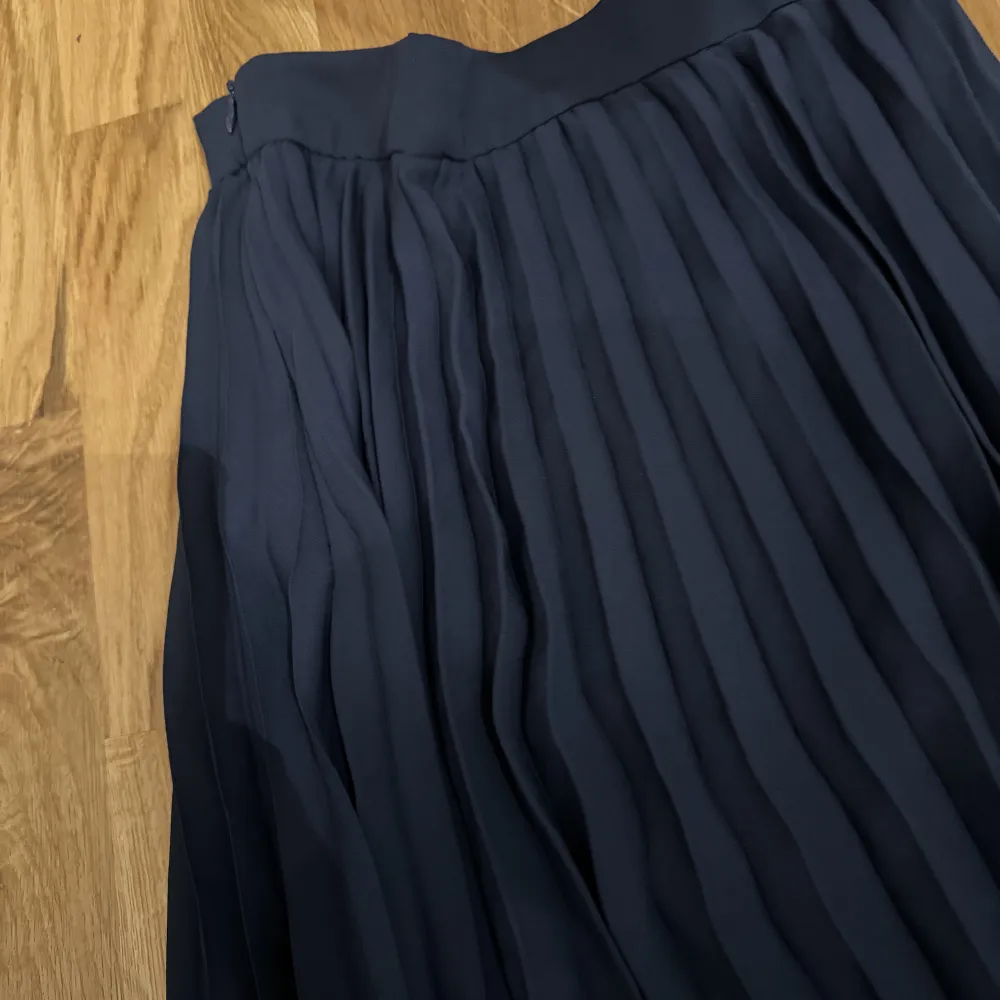 Super snygg veckad kjol i marinblått  Storlek xs  Använd 1 gång . Kjolar.
