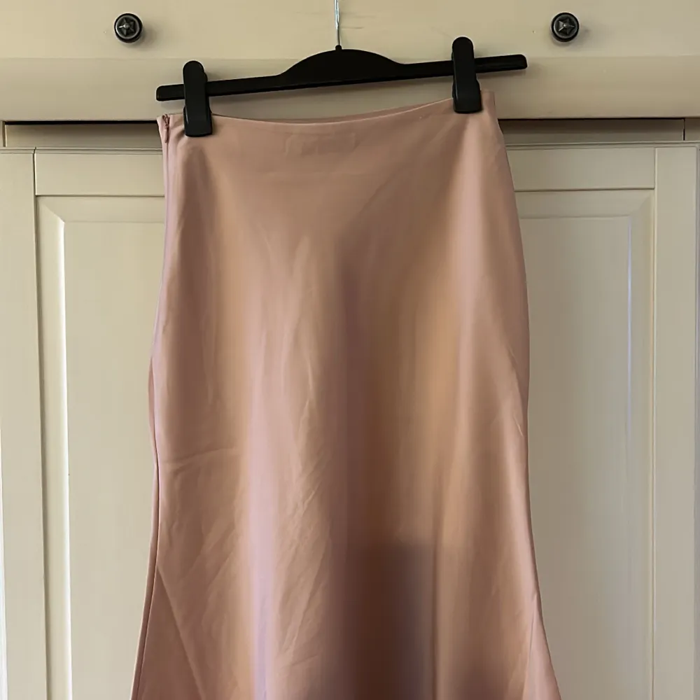 En rosa kjol som är medellång till mig som är 163cm lång, från NA-KD storlek 36. Kjolar.