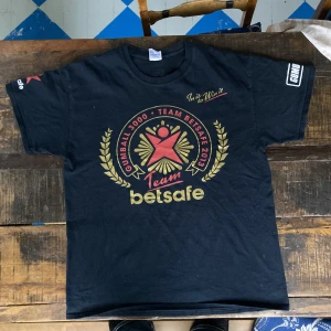 Svart Betsafe T-shirt - Helt galen betsafe tröja med print på framsida, baksida och på ärmarna🌟🌟🌟
